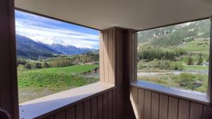 ein Fenster in einem Zimmer mit Bergblick in der Unterkunft Les rives de l'Arc - Termignon in Termignon