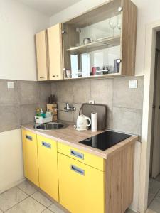 Kuchyňa alebo kuchynka v ubytovaní Apartment Gitara
