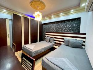 Postel nebo postele na pokoji v ubytování Cozy 2BR Apartment - Green Retreat in Degla Maadi