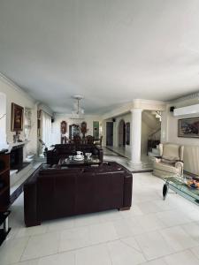 Una gran sala de estar con una gran mesa de café. en Villa Garden, en Limenas