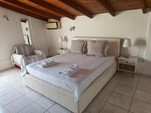A bed or beds in a room at Sun 'n Sand, dream it in Possidi Még 37 kép