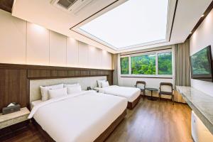 Postel nebo postele na pokoji v ubytování Hotel Demer Mokpo