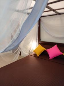 ミリッサにあるLondon Villa Secret Beach Mirissaのベッド1台(カラフルな枕2つ付)
