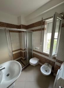 O baie la Holidays Apartament