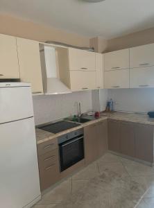 O bucătărie sau chicinetă la Holidays Apartament