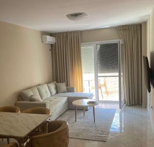 O zonă de relaxare la Holidays Apartament