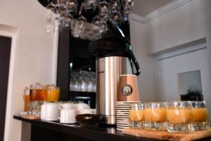 Příslušenství pro přípravu čaje a kávy v ubytování Kungsbacken Hotell & Konferens + 20 fotografií