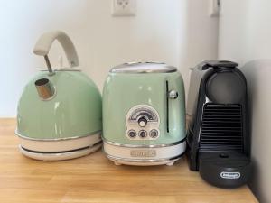 two green toasters sitting on a counter next to a toaster at Villa Wishflower in Lefokastro