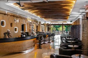 Reštaurácia alebo iné gastronomické zariadenie v ubytovaní Bambara Hotel