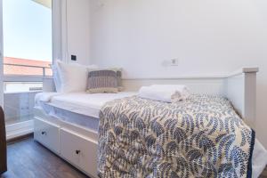 a bedroom with a bed and a window at Serene Luxe Oasis Retreat on the Outskirts by Flat Mаnager in Plovdiv