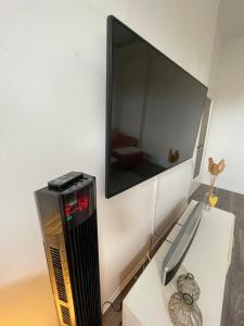 Μια τηλεόραση ή/και κέντρο ψυχαγωγίας στο Zentral und Modern - Ferienwohnung für den Familienurlaub +8 φωτογραφίες