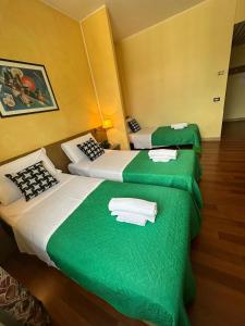 Postel nebo postele na pokoji v ubytování Hotel Raffaello Venice + 37 fotografií