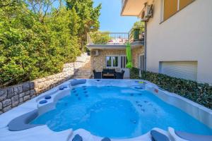 Bazén v ubytovaní Apartments in Novi Vinodolski 39371 alebo v jeho blízkosti