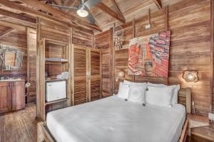 Кровать или кровати в номере The Beach Bungalows Tamarindo- Adults Only