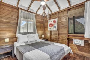 Кровать или кровати в номере The Beach Bungalows Tamarindo- Adults Only