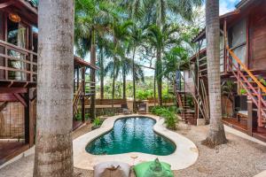 Бассейн в The Beach Bungalows Tamarindo- Adults Only или поблизости