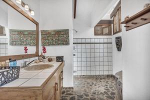 Кухня или мини-кухня в The Beach Bungalows Tamarindo- Adults Only
