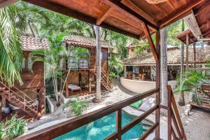 Бассейн в The Beach Bungalows Tamarindo- Adults Only или поблизости