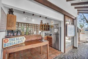 Кухня или мини-кухня в The Beach Bungalows Tamarindo- Adults Only
