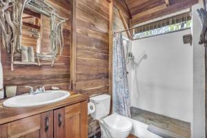 Ванная комната в The Beach Bungalows Tamarindo- Adults Only