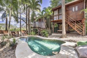 Бассейн в The Beach Bungalows Tamarindo- Adults Only или поблизости