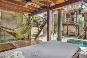 Бассейн в The Beach Bungalows Tamarindo- Adults Only или поблизости