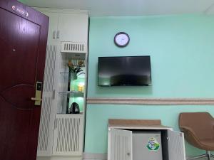TV a/nebo společenská místnost v ubytování Fortune 1127 - Central Hotel