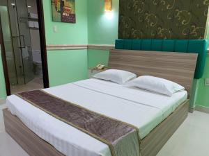 Postel nebo postele na pokoji v ubytování Fortune 1127 - Central Hotel