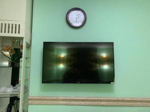 TV a/nebo společenská místnost v ubytování Fortune 1127 - Central Hotel