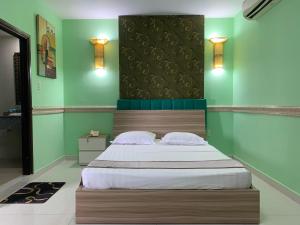 Postel nebo postele na pokoji v ubytování Fortune 1127 - Central Hotel