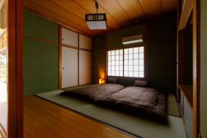 Postel nebo postele na pokoji v ubytování 一棟貸切の宿 夕凪 500平方米一日一組日本庭園 3名まで同一料金 最大14名様父母ヶ浜車で10分