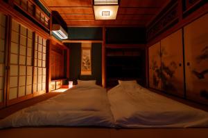 Un ou plusieurs lits dans un hébergement de l'établissement 一棟貸切の宿 夕凪 500平方米一日一組日本庭園 3名まで同一料金 最大14名様父母ヶ浜車で10分