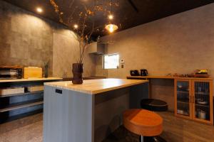 Cuisine ou kitchenette dans l'établissement 一棟貸切の宿 夕凪 500平方米一日一組日本庭園 3名まで同一料金 最大14名様父母ヶ浜車で10分
