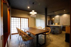 Cuisine ou kitchenette dans l'établissement 一棟貸切の宿 夕凪 500平方米一日一組日本庭園 3名まで同一料金 最大14名様父母ヶ浜車で10分