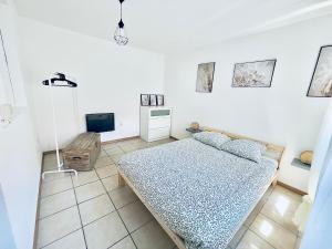 Ένα ή περισσότερα κρεβάτια σε δωμάτιο στο Joli T2 avec extérieur