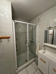 a bathroom with a shower and a sink at Chez Kiki in Châtillon-sur-Seine