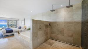 Bilik mandi di Sapphire Sands - Luxe, Absolute Beachfront, Pool, Spa, Sauna