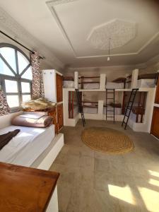 シディ・カウキにあるL'auberge des Vaguesのベッドルーム1室(二段ベッド付)、テーブルが備わります。