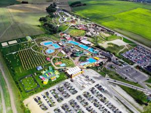 eine Luftaufnahme eines Parkplatzes mit Autos in der Unterkunft Apartments MODOM in Liptovský Mikuláš