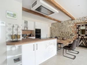 Gîte Les Longs Prés的厨房或小厨房