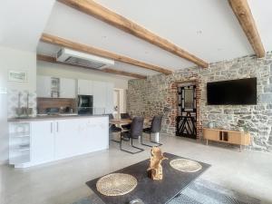 TV a/nebo společenská místnost v ubytování Gîte Les Longs Prés
