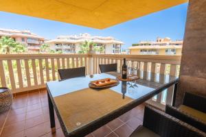 einen Tisch mit einer Flasche Wein auf dem Balkon in der Unterkunft Higuerón Hills Retreat - Home in Benalmádena in Fuengirola