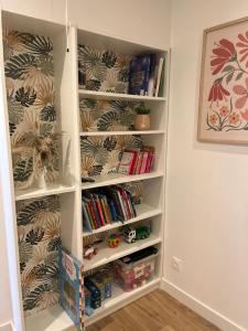 a book shelf filled with lots of books at Appartement in Tombeboeuf