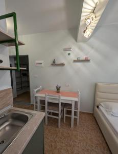 Kuchyň nebo kuchyňský kout v ubytování Areti Rooms Hotel