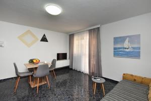 a hotel room with a table and chairs and a bed at Kaurinovic in Zaton