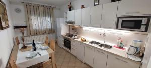 Kuchyň nebo kuchyňský kout v ubytování Apartment Kraljevic