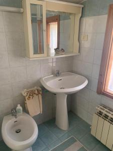 a bathroom with a sink and a toilet at Casina la genziana sul Gran Sasso in Intermesoli