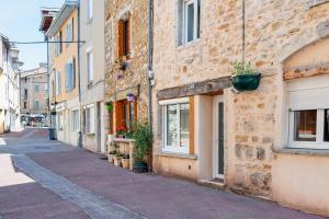 an alley in an old town with buildings at Le Triplex, 2 chambres, 2 salles de bain in Lagnieu