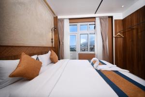 una camera da letto con un grande letto e una finestra di Hotel Vistara a Kathmandu