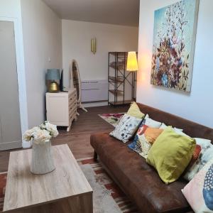 Posezení v ubytování Gîte en face du Château de NIZAS, 4 chambres d'hôtes et 1 appartement familial avec 2 chambres